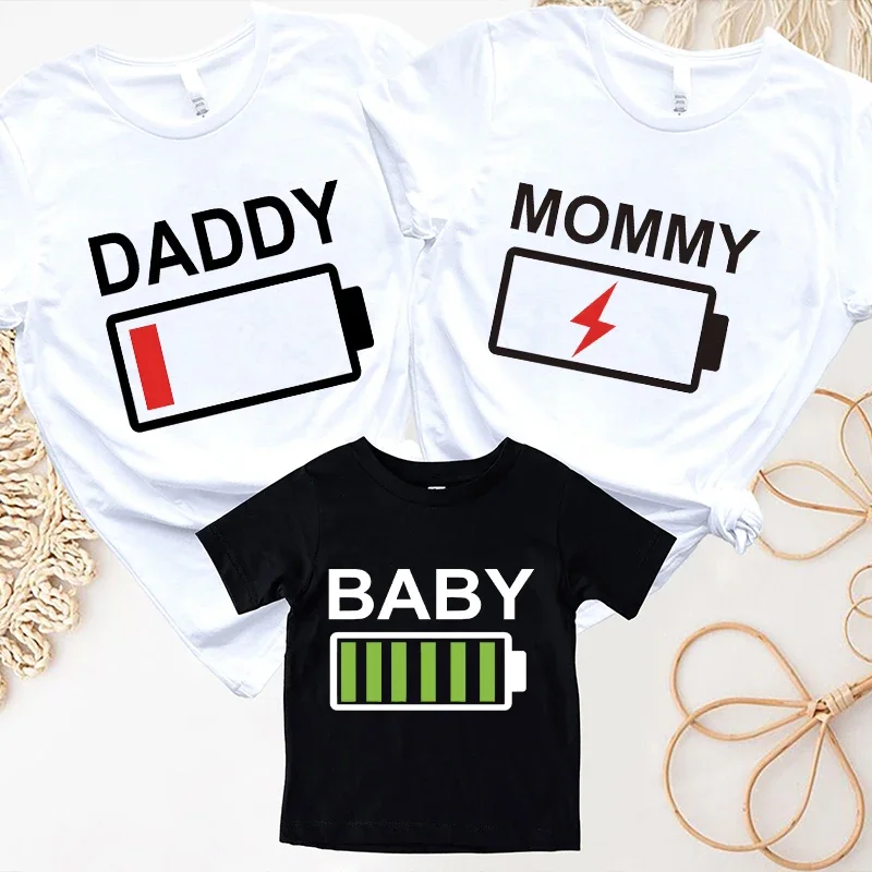 Coffee Tea Or Me - Kaus bayi cetakan baterai, baju keluarga